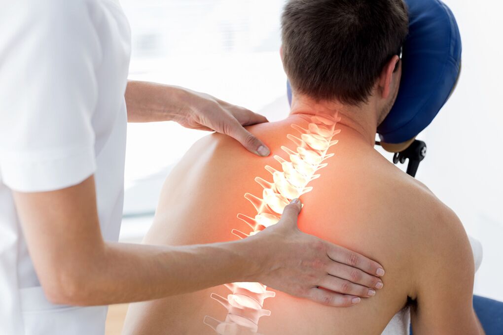 лекарят преглежда гърба с гръдна остеохондроза